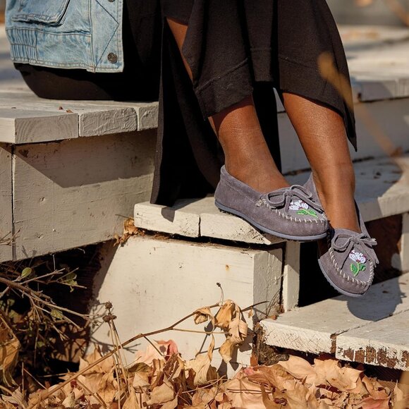 Women's Floral Embroidery Flower Design Leather Upper Gray Slipper Boot - Picture 6 of 6